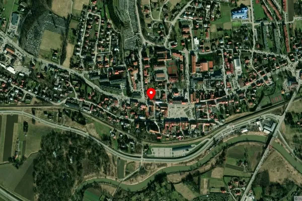 Widok z lotu ptaka: Muzeum Samorządowe Ziemi Strzyżowskiej im. Zygmunta Leśniaka w Strzyżowie